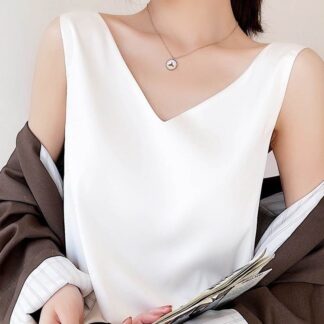 シルクタッチ サテン タンクトップ レディース インナー 春 夏 普通丈トップス 裾イン 袖なし 腕出し Vネック 襟なし ノーカラー デコルテきれい 鎖骨きれい 肩だし 肌みせ カラバリあ