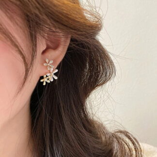 フラワーピアス パールビジューピアス レディース アクセサリー キラキラ 大人可愛い 春 夏 結婚式 二次会 パーティ おしゃれ